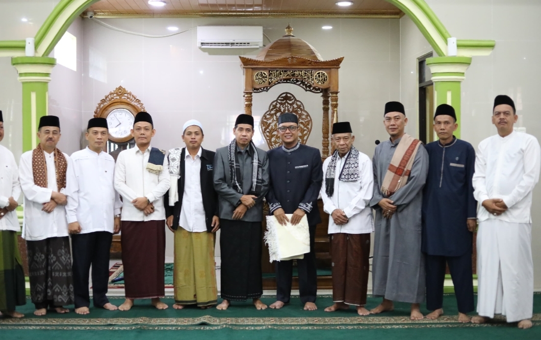 Hari ini, seluruh umat islam di dunia merayakan Hari Raya Idul Fitri 1446 H / 2025 M. Tak terkecuali Bupati Lampung Tengah, dr. Ardito Wijaya, M.K.M. Orang nomor satu di Kabupaten Lampung Tengah ini mengawali aktifitas lebaran hari pertama dengan melaksanakan ibadah Sholat Ied di Masjid Syuhada, Kampung Gunung Sugih. Senin (31/3/2025). Bupati, dr. Ardito Wijaya, M.K.M dalam sambutannya menyampaikan bahwa Idul Fitri merupakan hari kemenangan setelah satu bulan penuh melaksanakan ibadah puasa dan kegiatan ibadah lainnya  dalam rangka meningkatkan kualitas keimanan dan ketaqwaan. "Selama satu bulan kita telah melaksanakan kewajiban yang disyariatkan oleh agama Islam dan mudah-mudahan hari ini menjadi hari yang fitri bagi kita semua," ujar Bupati dr. Ardito Wijaya. Kemudian, dr. Ardito Wijaya juga mengucapkan Selamat Hari Raya Idul Fitri 1446 Hijriah sekaligus memohon maaf jikalau terdapat kesalahan ataupun hal-hal yang kurang berkenan. "Atas nama pribadi dan Pemerintah Kabupaten Lampung Tengah, saya mengucapkan Selamat Hari Raya Idul Fitri 1446 Hijriah. Minal Aidzin Wal Faidzin mohon maaf lahir dan bathin," katanya. Usai melaksanakan shalat ied, acara dilanjutkan dengan kegiatan open house yang diselenggarakan di Nuwo Balak, Rumah Dinas Bupati Lampung Tengah.