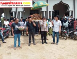 Bripka Alfa Robi “Babinkamtibmas Tunjukkan Kepedulian Dan Bantu Warga Memanggul Keranda”.