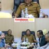 Sekda Lampung Tengah Welly Adiwantra, S.STP.,M.M., Didampingi Asisten bidang Ekonomi dan pembangunan Drs. Rusmadi, MM.  Menghadiri Rapat Forum Kemitraan Pengelolaan Kerjasama Fasilitas Kesehatan.