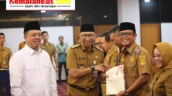 Bupati Ardito Wijaya Secara Simbolis Menerima Sertifikat Tanah dari Menteri Agraria dan Tata Ruang/Badan Pertanahan Nasional (ATR/BPN) Republik Indonesia.