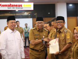 Bupati Ardito Wijaya Secara Simbolis Menerima Sertifikat Tanah dari Menteri Agraria dan Tata Ruang/Badan Pertanahan Nasional (ATR/BPN) Republik Indonesia.