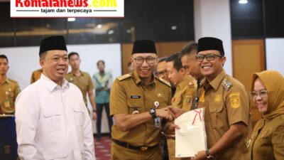 Bupati Ardito Wijaya Secara Simbolis Menerima Sertifikat Tanah dari Menteri Agraria dan Tata Ruang/Badan Pertanahan Nasional (ATR/BPN) Republik Indonesia.