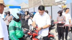 Merah Putih Untuk Negeri, Direktorat Intelkam Polda Lampung Bagikan Bendera Ke Pengendara