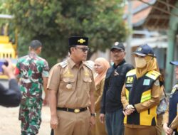 Bupati Lampung Tengah, Ardito Wijaya Meninjau Langsung Proses Perbaikan Jalan di Kampung Sidokerto
