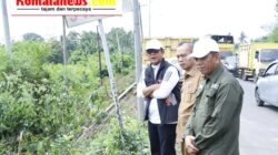 Bupati Lampung Tengah Ardito Wijaya Turun Langsung Meninjau Proses Pembersihan Bahu Jalan Kawasan Gunung Sugih.