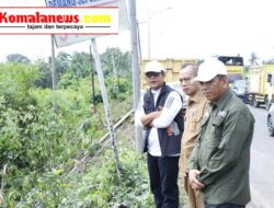 Bupati Lampung Tengah Ardito Wijaya Turun Langsung Meninjau Proses Pembersihan Bahu Jalan Kawasan Gunung Sugih.