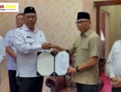 Gubernur Lampung Rahmat Mirzani Djausal Menyerahkan Surat Penugasan Sebagai Pelaksana Tugas (Plt) Bupati Lampung Tengah kepada I Komang Koheri.
