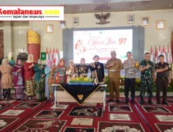 Pelaksana Tugas (Plt) Bupati I Komang Koheri Didampingi Ketua Gabungan Organisasi Wanita (GOW) Sekaligus Ketua I TP PKK Lamteng Ni Ketut Dewi Nadi Komang Koheri Hadiri Hari Ibu Ke – 97..