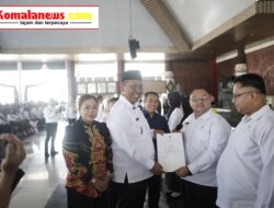 Pemkab Lamteng Melalui Plt Bupati, I Komang Koheri Secara Resmi Menyerahkan Surat Keputusan PPPK Paruh Waktu Untuk Formasi Tenaga Kesehatan Serta Tenaga Guru Sebanyak 3.052.