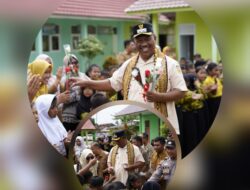 Pelaksana Tugas (Plt) Bupati Lampung Tengah, I Komang Koheri, S.E., M.Sos., Memberikan Susu Gratis Kepada Siswa – Siswi SDN 2 Slusuban, Kecamatan Seputih Agung.