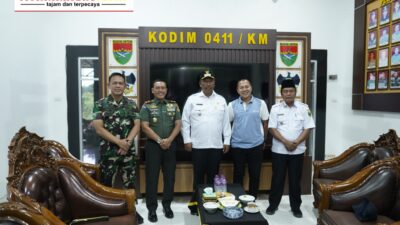 Pelaksana Tugas (Plt) Bupati Lampung Tengah, I Komang Koheri, Bersama Komandan Kodim 0411/KM Letkol Inf. Noval Darmawan, Menerima Kunjungan Komandan Korem 043/Garuda Hitam (Gatam) Brigjen TNI Haryantana.