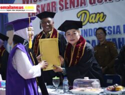 Pelaksana Tugas (Plt) Bupati, I Komang Koheri, Didmapingi Plt Ketua TP PKK Lampung Tengah Ni Ketut Dewi Nadi, Mewisuda Para Wisudawati Sekolah Lansia Standar 1 “Laskar Senja” Kecamatan Gunung Sugih.