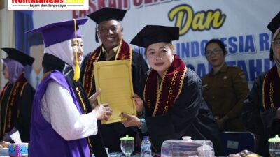 Pelaksana Tugas (Plt) Bupati, I Komang Koheri, Didmapingi Plt Ketua TP PKK Lampung Tengah Ni Ketut Dewi Nadi, Mewisuda Para Wisudawati Sekolah Lansia Standar 1 “Laskar Senja” Kecamatan Gunung Sugih.