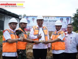 Pelaksana Tugas (Plt) Bupati Lampung Tengah, I Komang Koheri, S.E, M.Sos, Letakkan Batu Pertama Pembangunan Koperasi Desa Koperasi Merah Putih Kampung Tanjung Harapan, Kecamatan Anak Tuha.