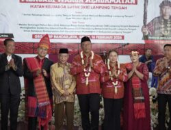 Plt Bupati I Komang Koheri, S.E., M.Sos., Bersama Plt. Ketua TP PKK Ni Ketut Dewi Nadi Komang Koheri, S.T., M.Sos., Resmi Diangkat Sebagai Warga Kehormatan Ikatan Keluarga Batak (IKB) Lampung Tengah.