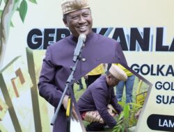 Plt Bupati I Komang Koheri, S.E., M.Sos., Melakukan Penanaman Pohon Dalam Kegiatan Musda XI Partai Golkar Kabupaten Lampung Tengah.