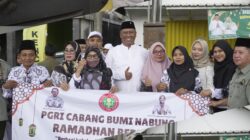 Plt Bupati I Komang Koheri, S.E., M.Sos, Didampingi Plt. Ketua TP PKK Lampung Tengah, Ni Ketut Dewi Nadi Koheri, S.T., M.Sos, Berbagi Takjil Kepada Para Pengendara di Jalan Lintas Sri Kencono Kecamatan Bumi Nabung.