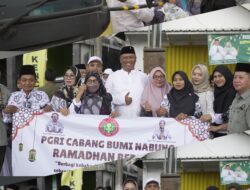 Plt Bupati I Komang Koheri, S.E., M.Sos, Didampingi Plt. Ketua TP PKK Lampung Tengah, Ni Ketut Dewi Nadi Koheri, S.T., M.Sos, Berbagi Takjil Kepada Para Pengendara di Jalan Lintas Sri Kencono Kecamatan Bumi Nabung.