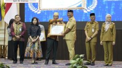 Plt Bupati Lamteng I Komang Koheri, S.E., M.Sos., Terima Penghargaan Kementerian Hukum Republik Indonesia, Dr. Supratman Andi Agtas, S.H., M.H.,.