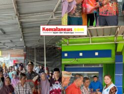 Plt Bupati I Komang Koheri, S.E., M.Sos., Didampingi Plt. Ketua TP PKK Lamteng Ni Ketut Dewi Nadi,S.T.,M.Sos Hadiri Kegiatan Pembagian Sembako Kepada Masyarakat di Kecamatan Kota Gajah.