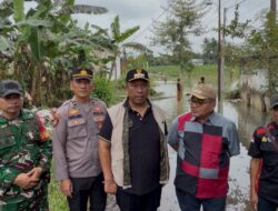 Plt Bupati Lamteng I Komang Koheri Tinjau Wilayah Terdampak Banjir di Kecamatan Kota Gajah.