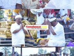 Plt Bupati I Komang Koheri Didampingi Plt Ketua TP PKK Lamteng Ni Ketut Dewi Nadi Komang Koheri Bersama Umat Hindu Sedharma Laksanakan Peribadahan Dalam Rangka Hari Raya Galungan di Pura Puseh, Kampung Rama Dewa, Kecamatan Seputih Raman.