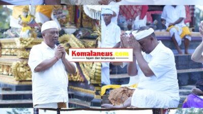 Plt Bupati I Komang Koheri Didampingi Plt Ketua TP PKK Lamteng Ni Ketut Dewi Nadi Komang Koheri Bersama Umat Hindu Sedharma Laksanakan Peribadahan Dalam Rangka Hari Raya Galungan di Pura Puseh, Kampung Rama Dewa, Kecamatan Seputih Raman.