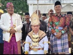 Kompol Edi Qorinas Resmi Diangkon Muwakhi oleh Marga Buay Subing, Diberi Gelar Adat Pangeran Perwira Negara.